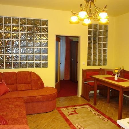Holdlux Apartmanok Sarvar Ngoại thất bức ảnh