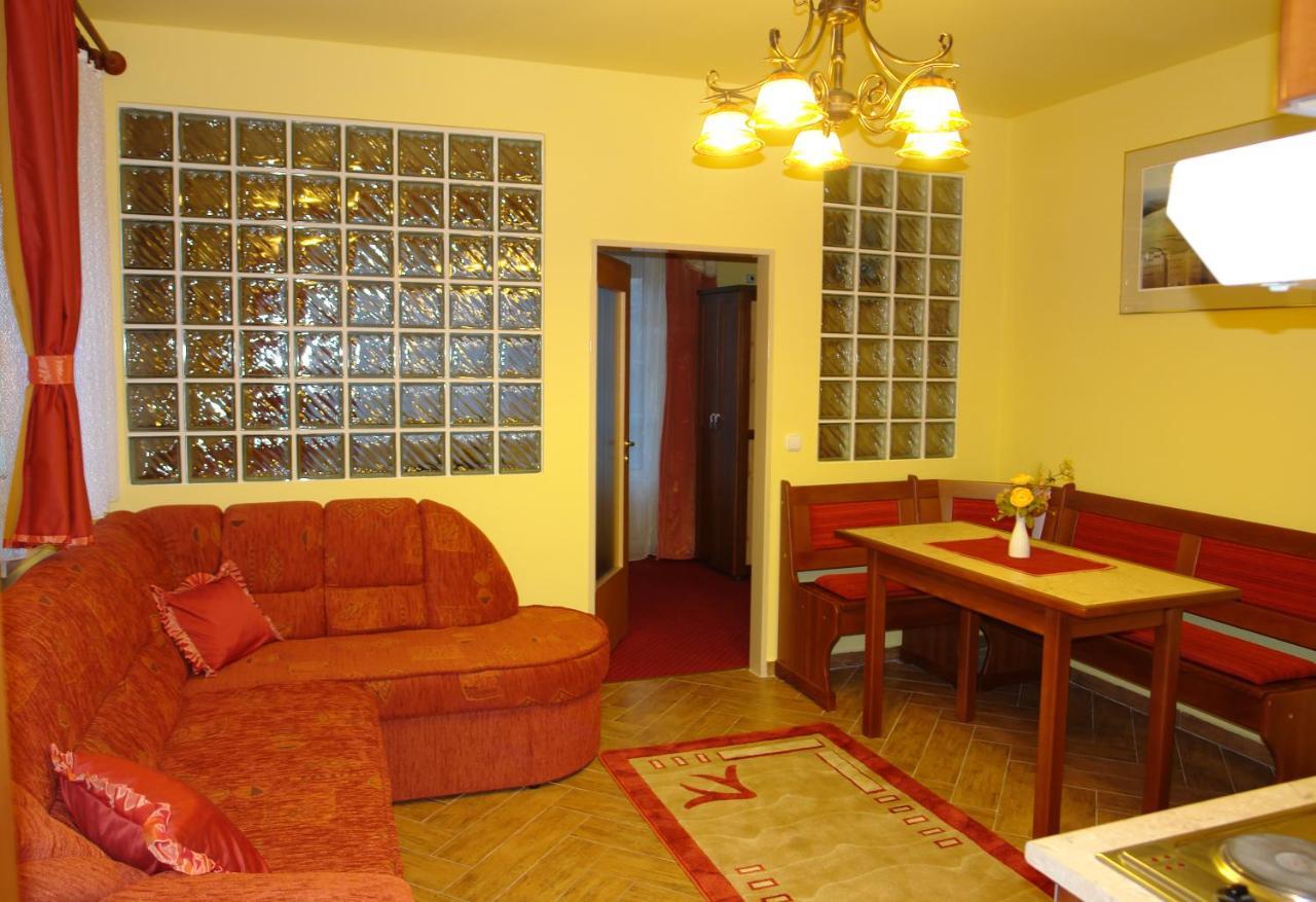 Holdlux Apartmanok Sarvar Ngoại thất bức ảnh