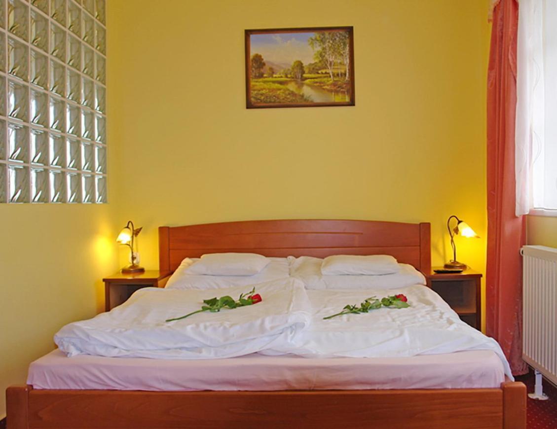 Holdlux Apartmanok Sarvar Ngoại thất bức ảnh