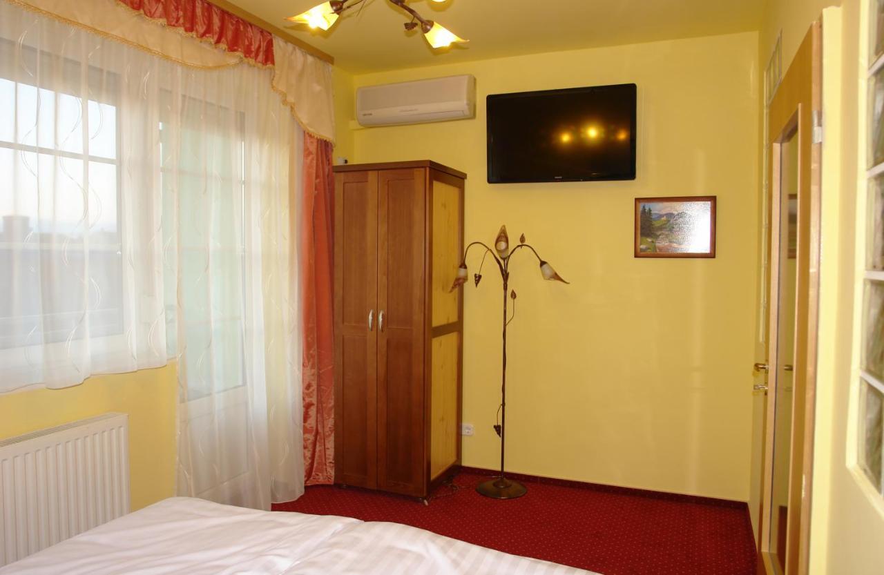 Holdlux Apartmanok Sarvar Ngoại thất bức ảnh
