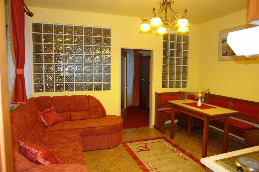 Holdlux Apartmanok Sarvar Ngoại thất bức ảnh
