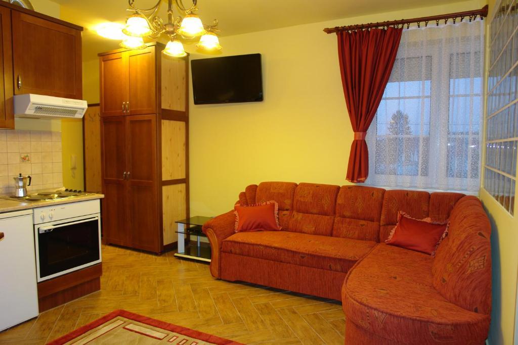 Holdlux Apartmanok Sarvar Phòng bức ảnh