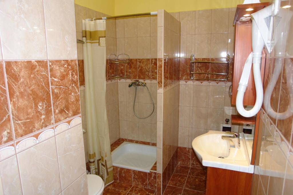 Holdlux Apartmanok Sarvar Phòng bức ảnh