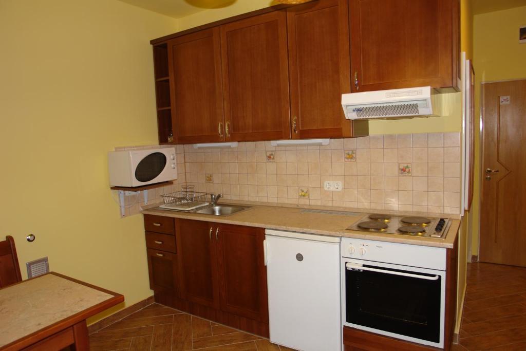 Holdlux Apartmanok Sarvar Phòng bức ảnh