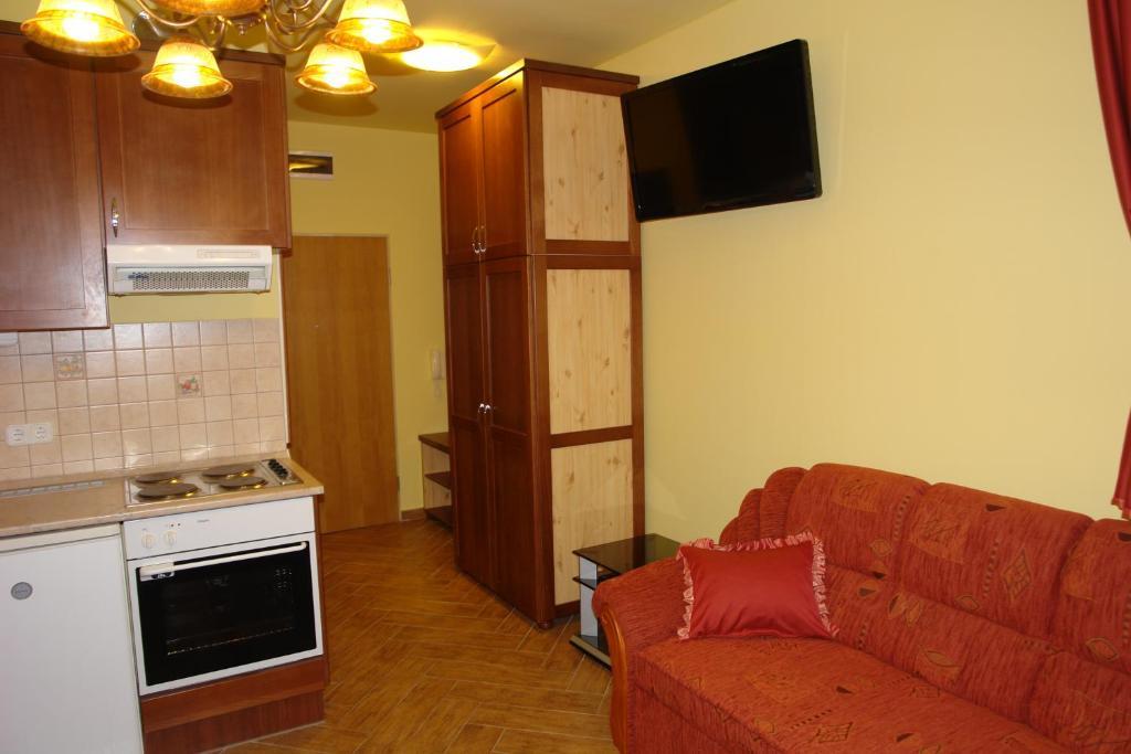 Holdlux Apartmanok Sarvar Phòng bức ảnh