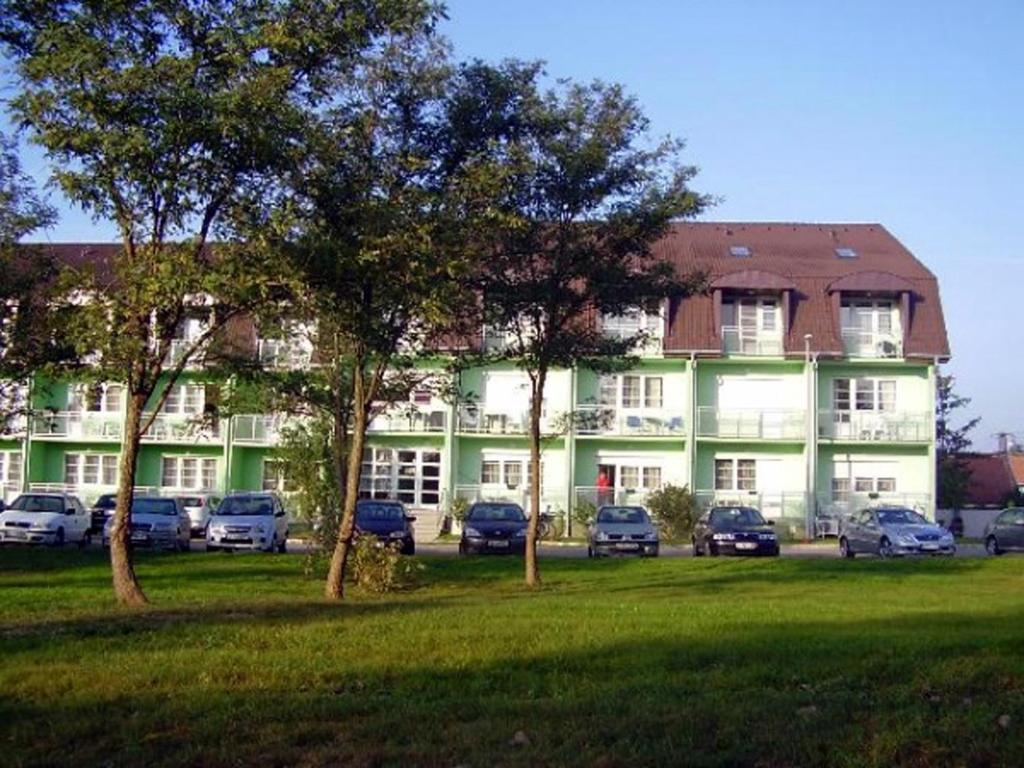 Holdlux Apartmanok Sarvar Ngoại thất bức ảnh
