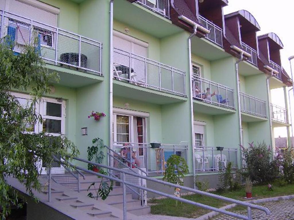 Holdlux Apartmanok Sarvar Ngoại thất bức ảnh