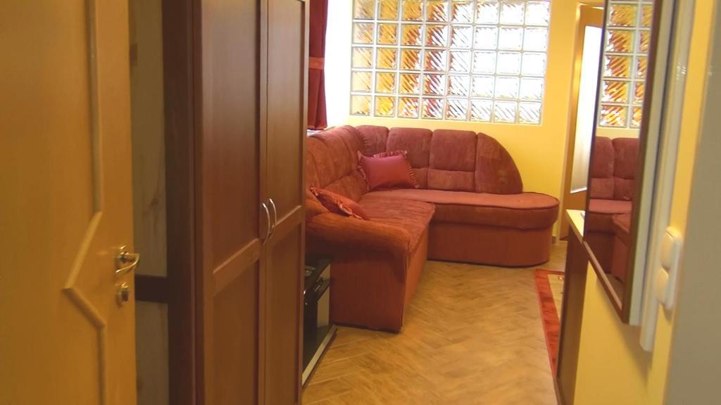 Holdlux Apartmanok Sarvar Phòng bức ảnh