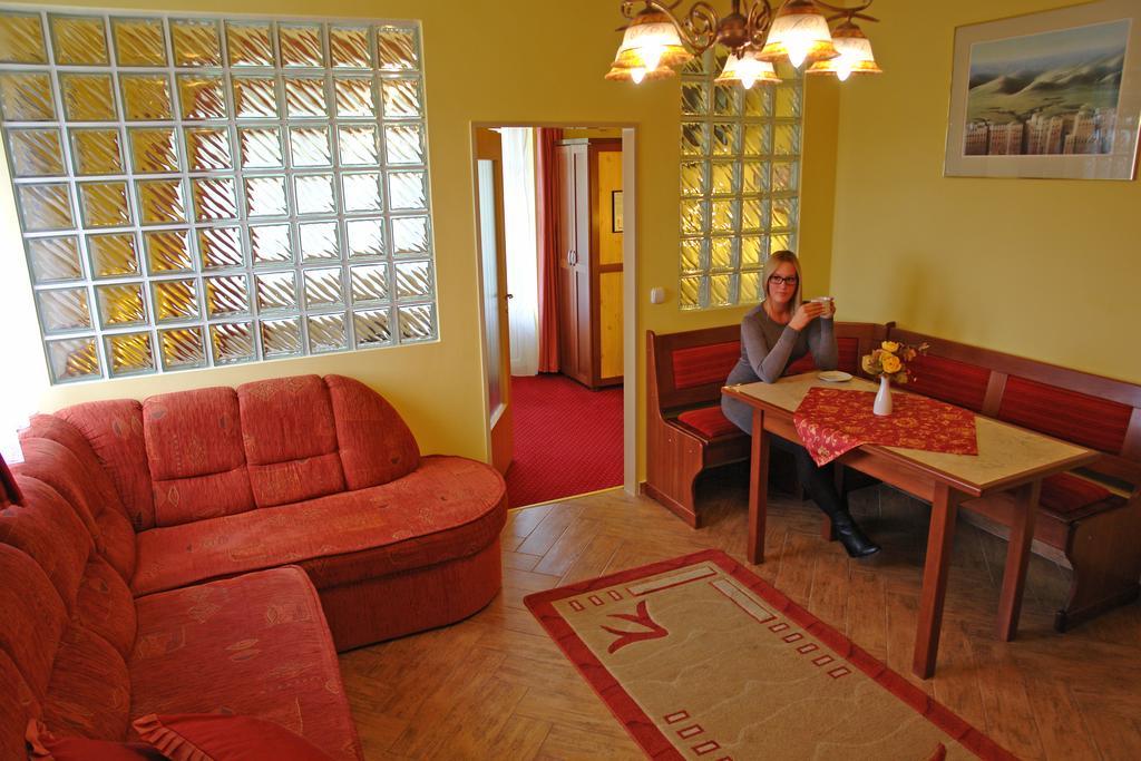 Holdlux Apartmanok Sarvar Ngoại thất bức ảnh