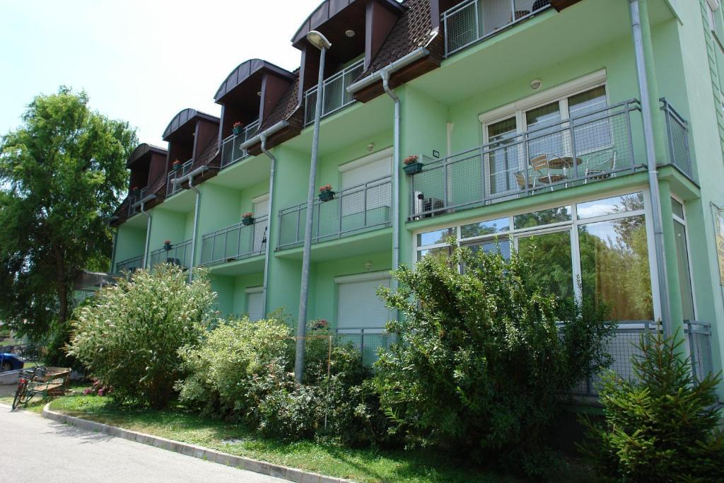 Holdlux Apartmanok Sarvar Ngoại thất bức ảnh