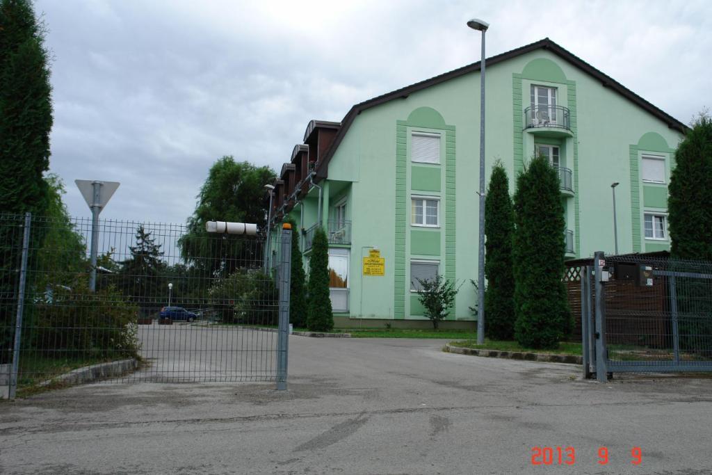 Holdlux Apartmanok Sarvar Ngoại thất bức ảnh